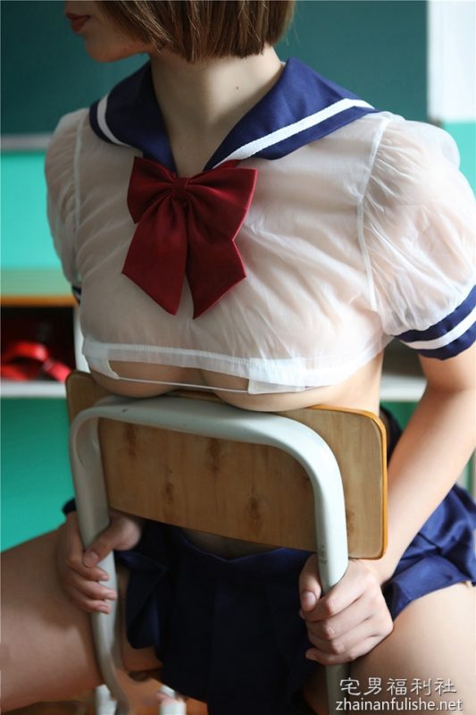 国产模特【ROSI】大胆学生制服写真  落隐落现的美好让人想入非非-知尤园